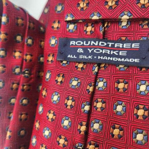 Roundtree & Yorke Classics Red Geometric Men's Tie 100% Silk 60"L x 4" W - Picture 2 of 7